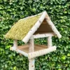 Fuglefoderhus i birketræ med fod. Stråtag HORTUS