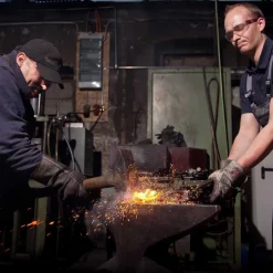 Kraftig lugejern med trin og askeskaft - 120 cm